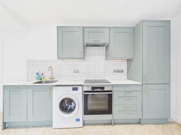 CAM04693G0-PR0104...