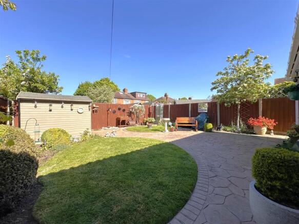 Lovely Landscaped Garden 989