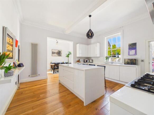 5 bed Semi-Detached for sale Image 4