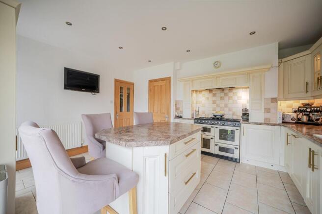 4 bed Detached for sale Image 8