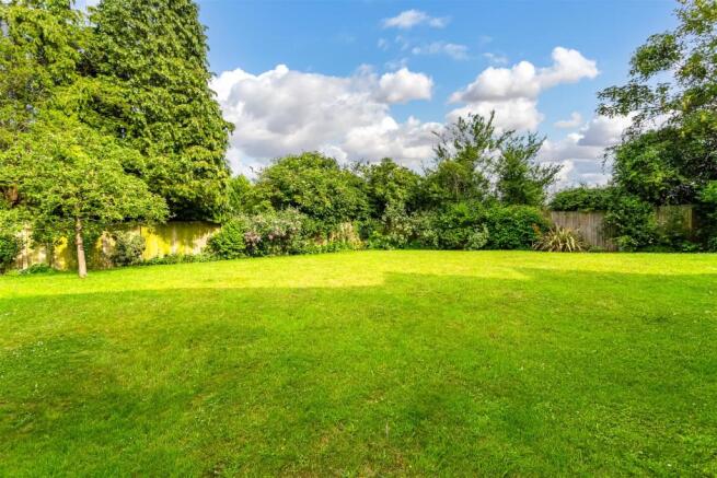 flat-derby-close-epsom-downs-105.jpg