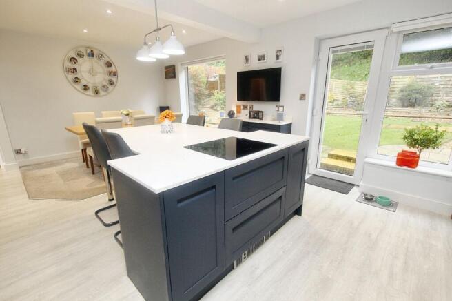 4 bed Detached for sale Image 7
