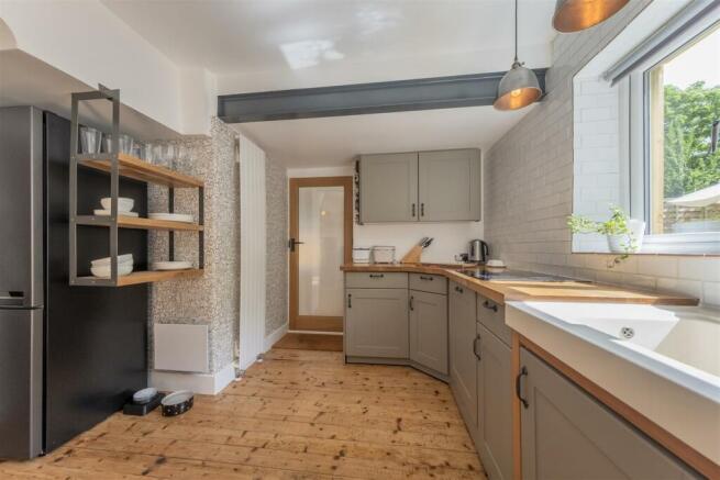 4 Holford Crescent-003.JPG