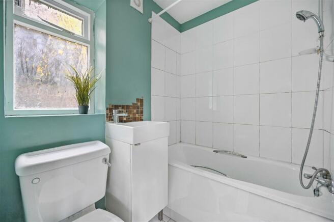 BCAR - 60C Heathfield Road - Bathroom (4).JPG