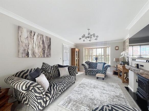 4 bed House for sale Image 4