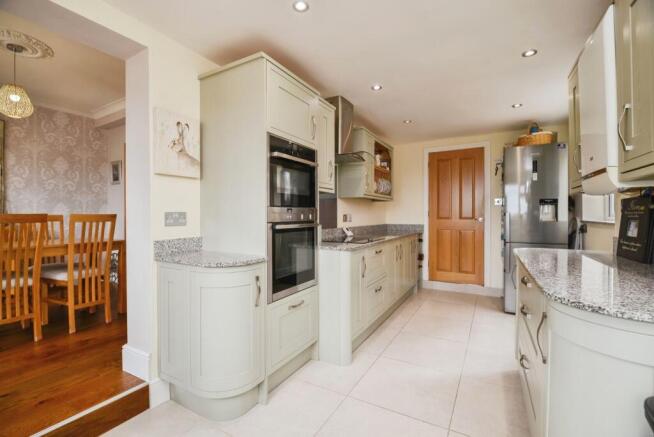 3 bed Semi-Detached for sale Image 12