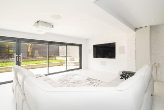 4 bed Detached to rent Image 4