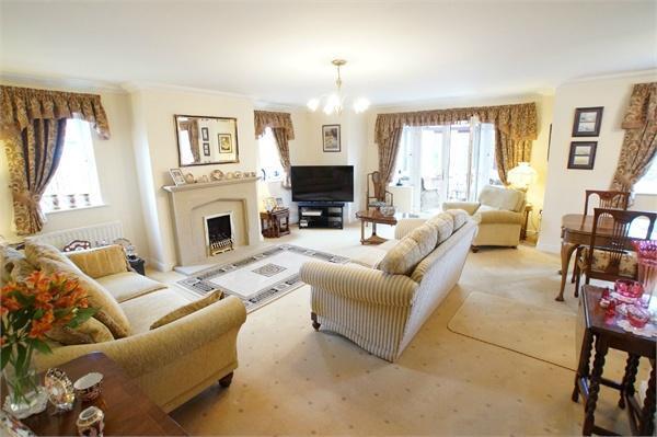 Open Plan Dining Lo