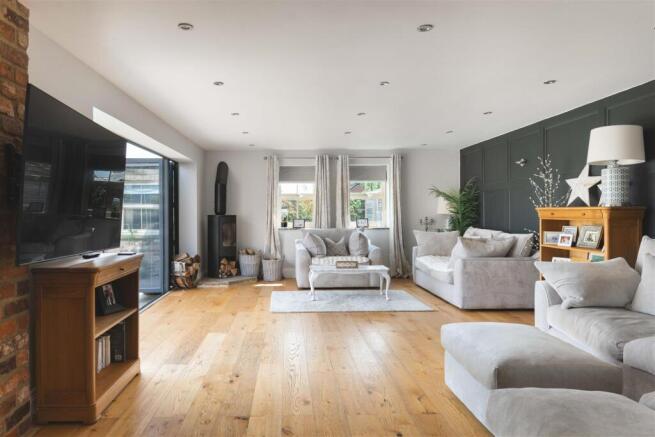 6 bed Semi-Detached for sale Image 5