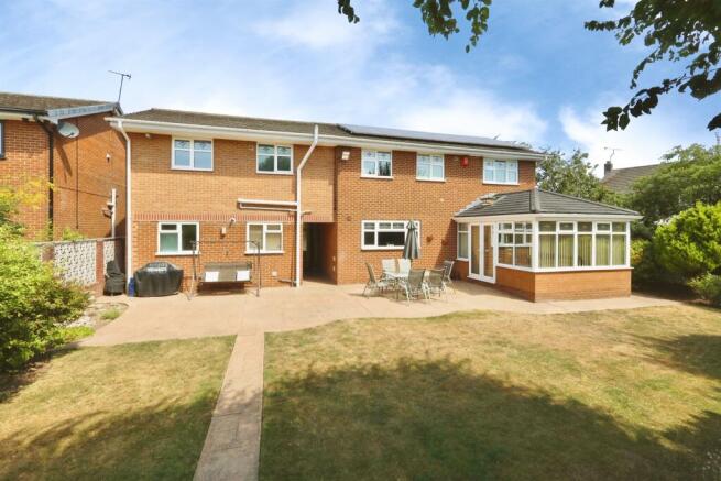 5 bed Detached for sale Image 4