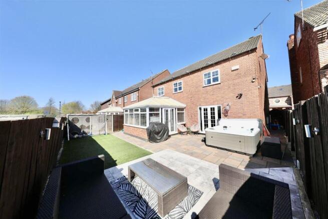 6 bed Detached for sale Image 12