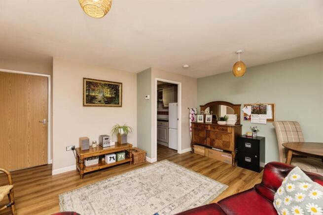 2 bed Flat for sale Image 4