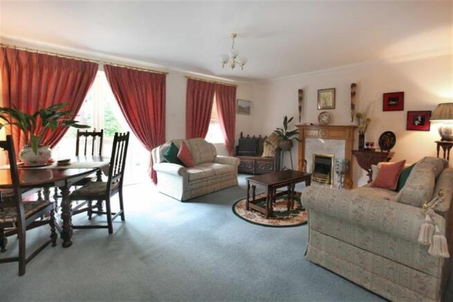 LOUNGE/DINING ROOM