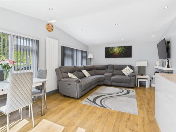 Lounge/Dining Area
