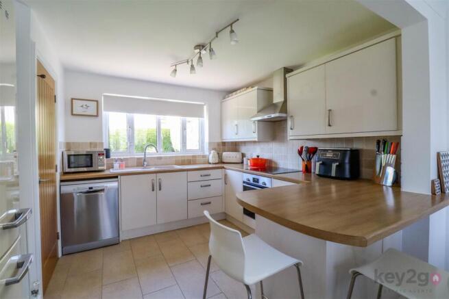 4 bed Detached for sale Image 6