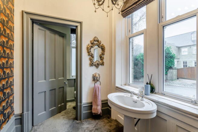 5 bed Detached for sale Image 8