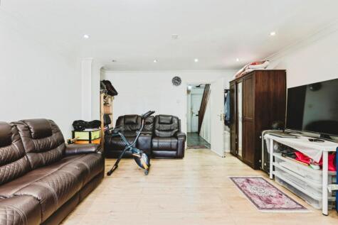 Larch Close, London, E13