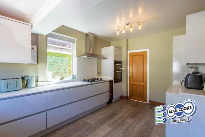 5 bed Detached for sale Image 10