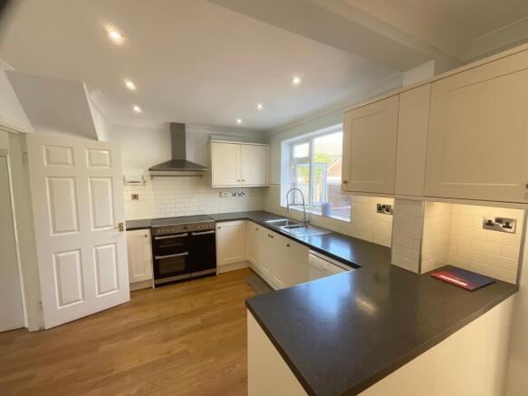 3 bed Semi-Detached to rent Image 7