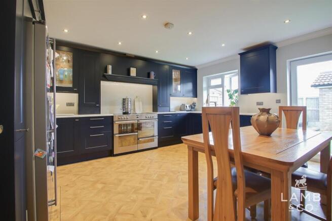 KITCHEN/DINING ROOM