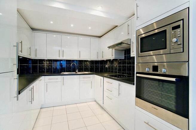 8100883-kitchen01...