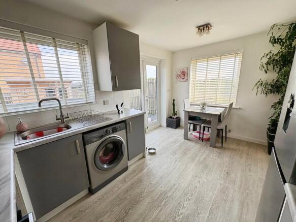 3 bed Semi-Detached for sale Image 6