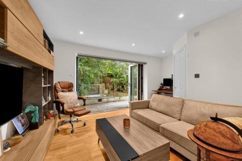 Friars Mead,
Cubitt Town, E14