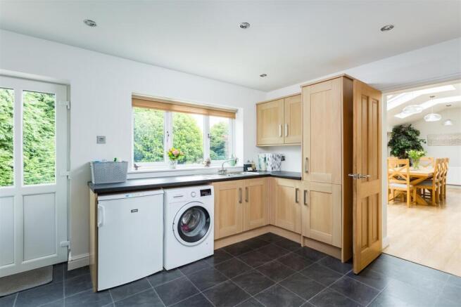 4 bed Semi-Detached for sale Image 12