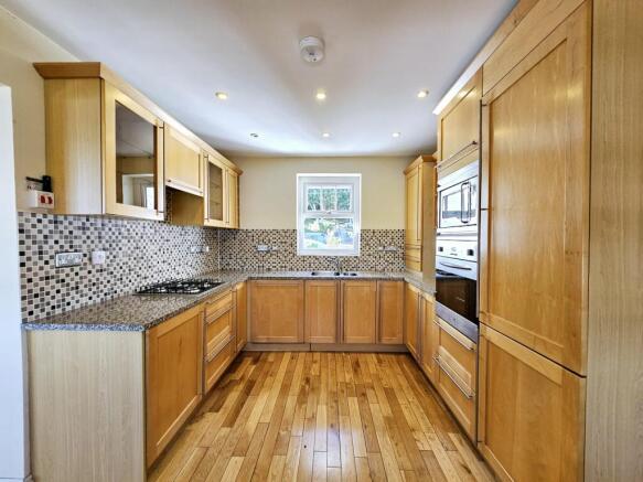 3 bed Flat for sale Image 8