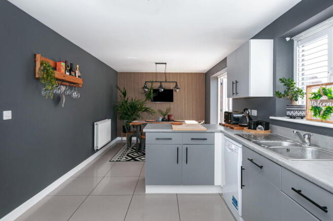4 bed Detached for sale Image 8