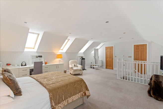 5 bed Detached for sale Image 12