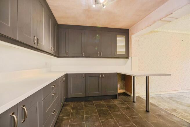 4 bed Semi-Detached for sale Image 6