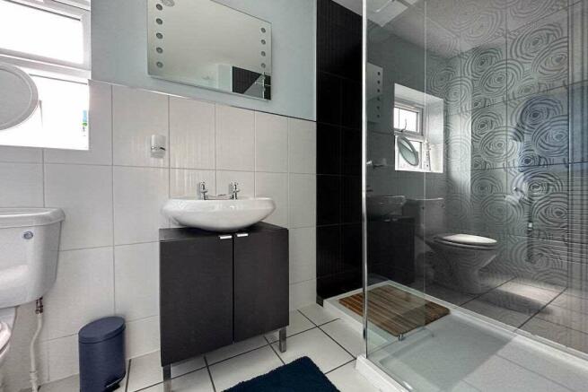 Ensuite to Bed 2