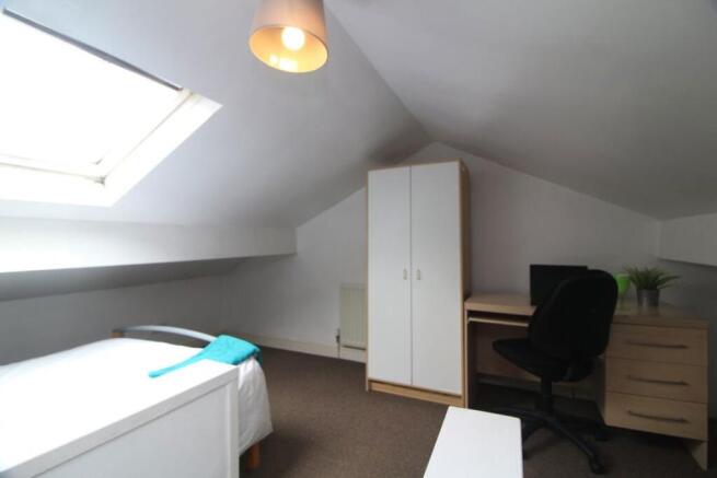 3 bed House Share to rent Image 7