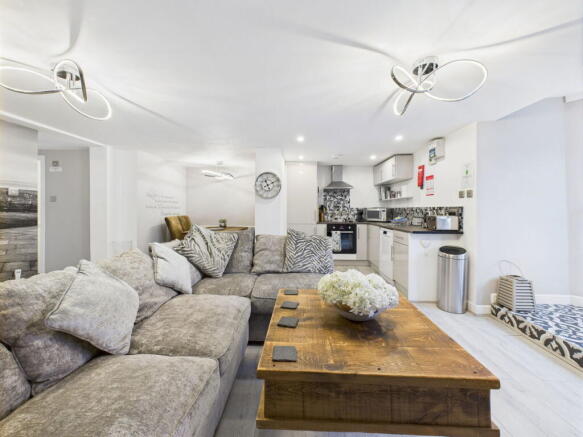 2 bed Flat for sale Image 8