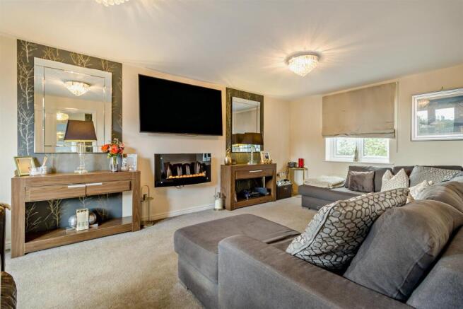 4 bed House for sale Image 8