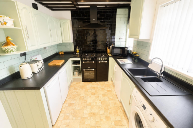 KITCHEN/DINING ROOM