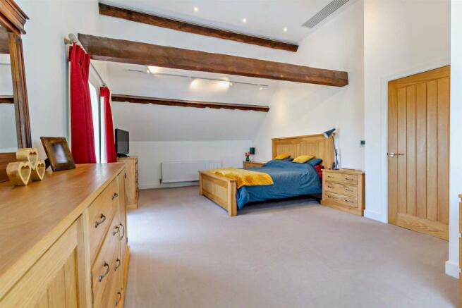 5 tr main bedroom.jpg