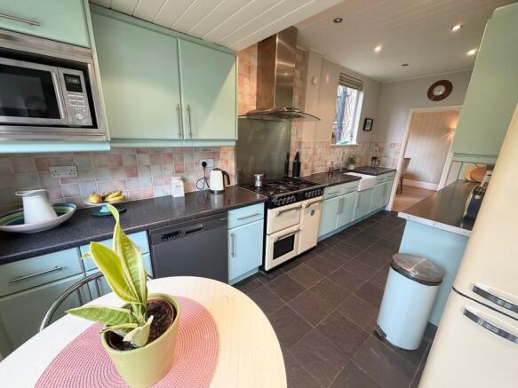 5 bed Semi-Detached for sale Image 8