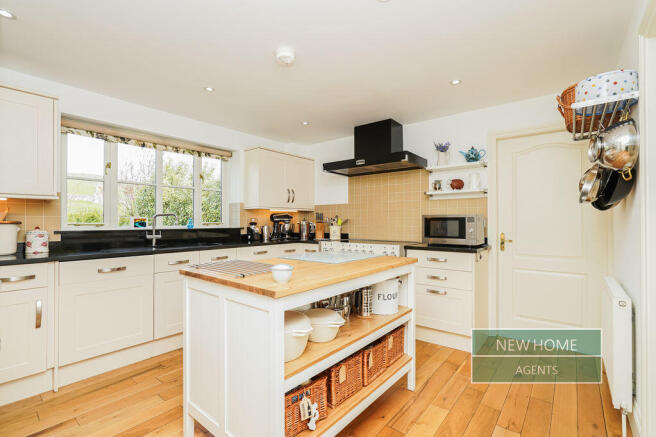 4 bed Detached for sale Image 6