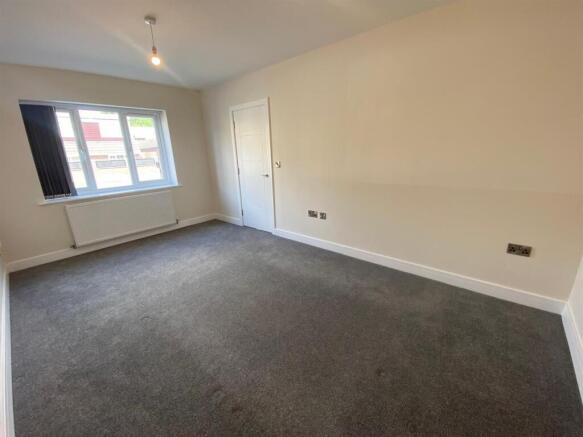 4 bed Semi-Detached to rent Image 7