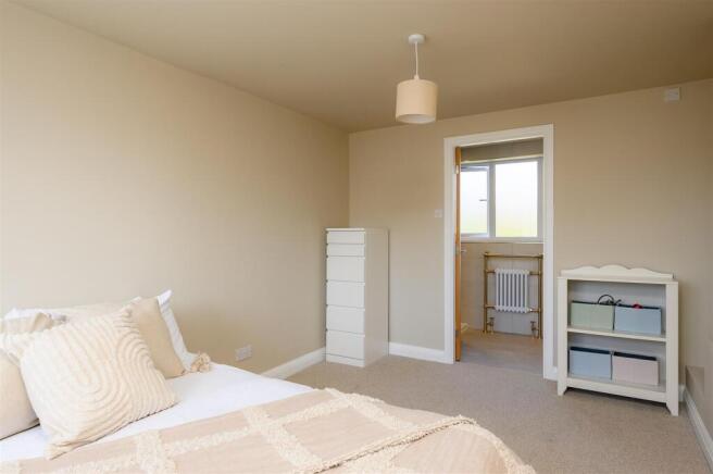 4 bed Semi-Detached for sale Image 9