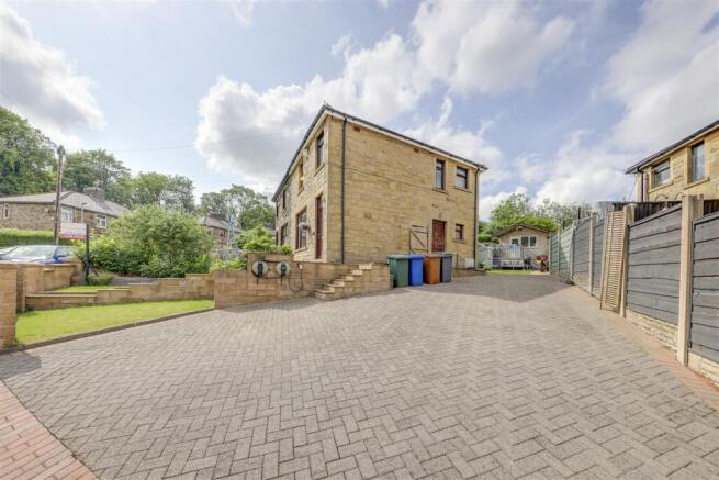 Ample Side Driveway & Pod Point