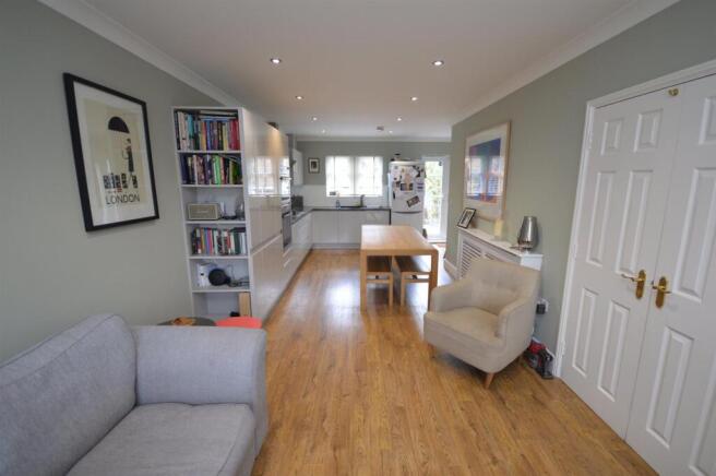 4 bed Town House to rent Image 7