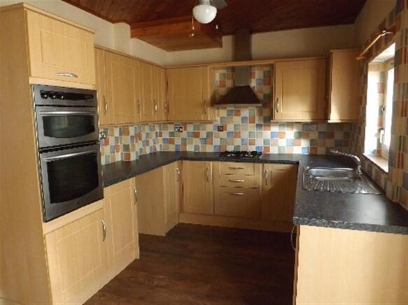 KITCHEN/DINING AREA