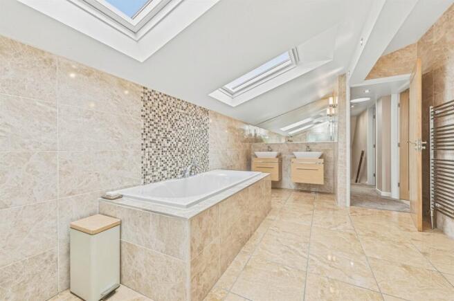 4 bed Semi-Detached for sale Image 9