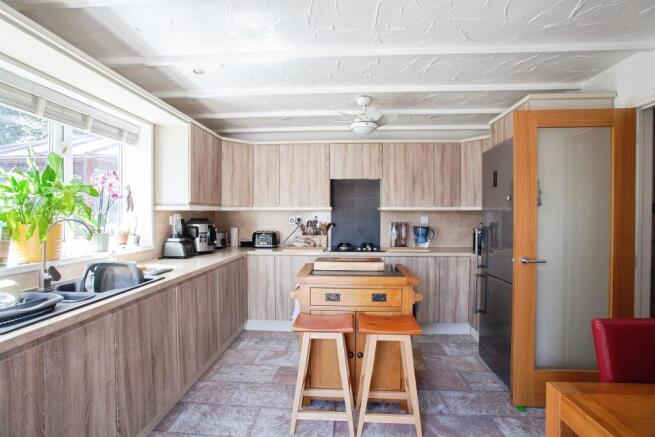 4 bed Detached for sale Image 4