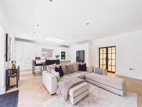 4 bed Detached for sale Image 7