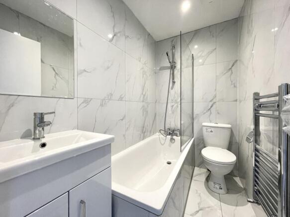 Bathroom Upstairs.jp