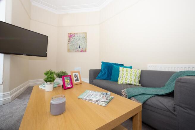8 bed End of Terrace to rent Image 6